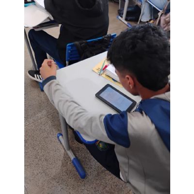 O uso consciente e produtivo do celular em sala de aula transforma a tecnologia em uma ponte para o conhecimento, cultivando nos estudantes responsabilidade, espírito crítico e respeito no ambiente digital