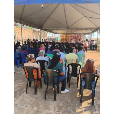 Professor Cláudio Marcellini palestrando pais dos alunos
